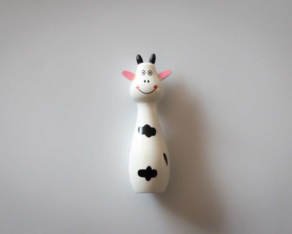 Vache en bois suisse peinte &agrave; la main par Trauffer